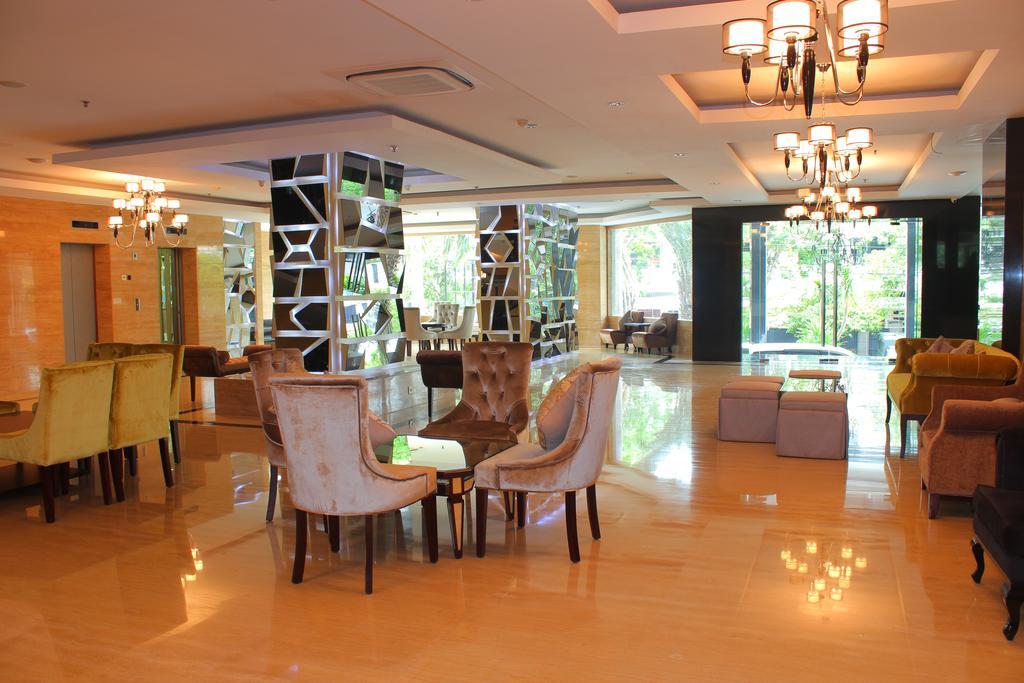 รอยัล เรกันตริส เจนดานา ชื่อเดิมรอยัลซิงโกซารี Hotel สุราบายา ภายนอก รูปภาพ