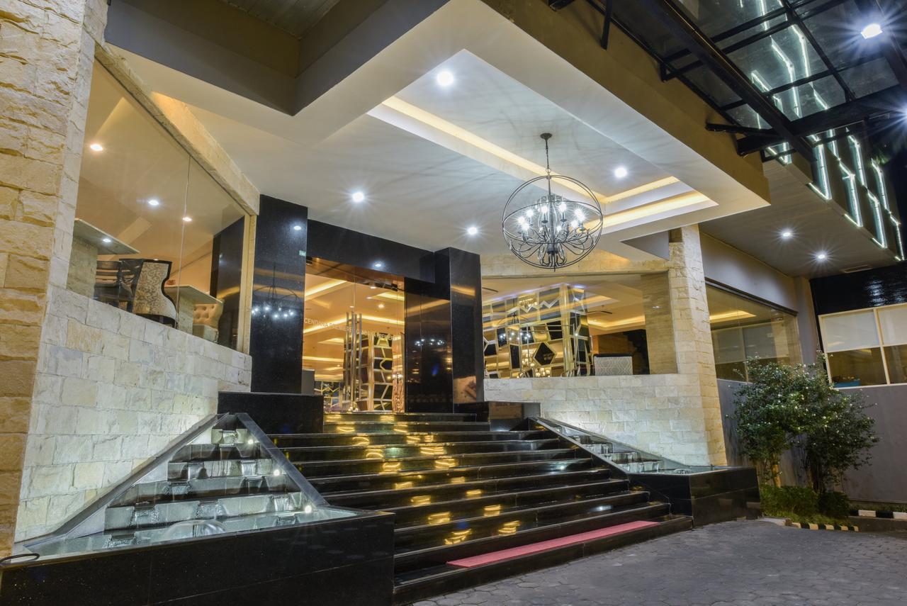 รอยัล เรกันตริส เจนดานา ชื่อเดิมรอยัลซิงโกซารี Hotel สุราบายา ภายนอก รูปภาพ